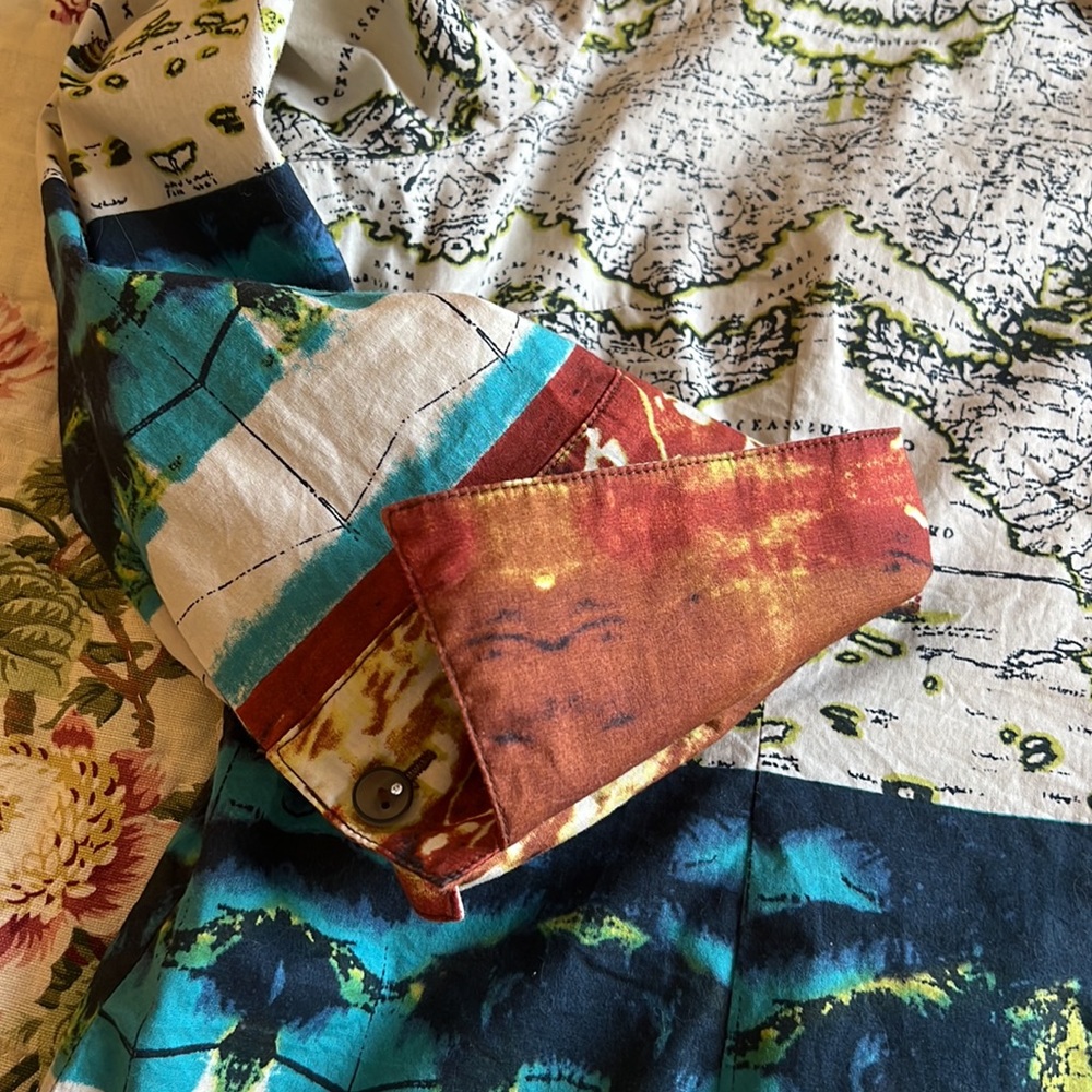 World 🌎 Map Blouse - Picture 4 of 9